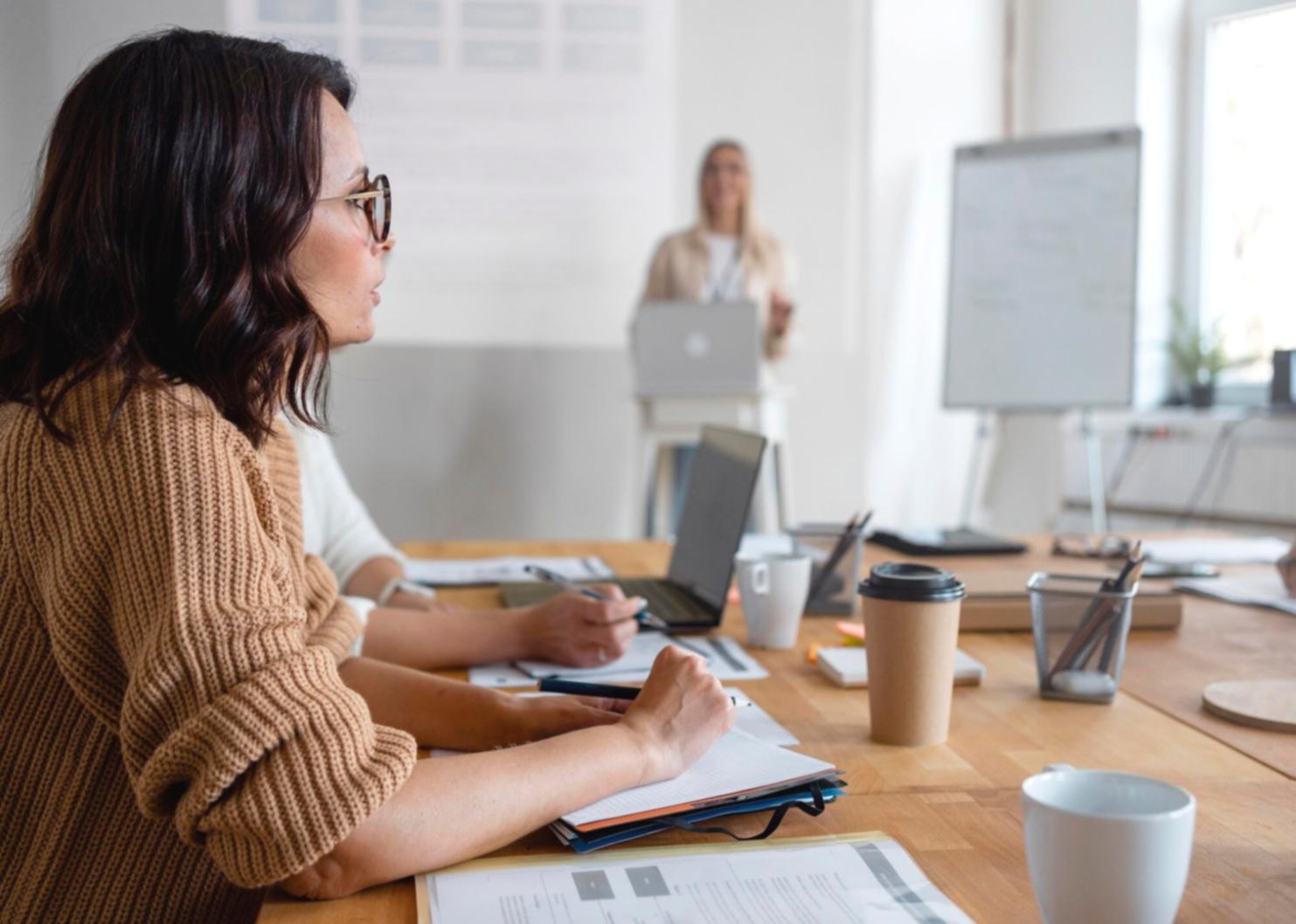 Équipe en formation sur les concepts financiers avancés
