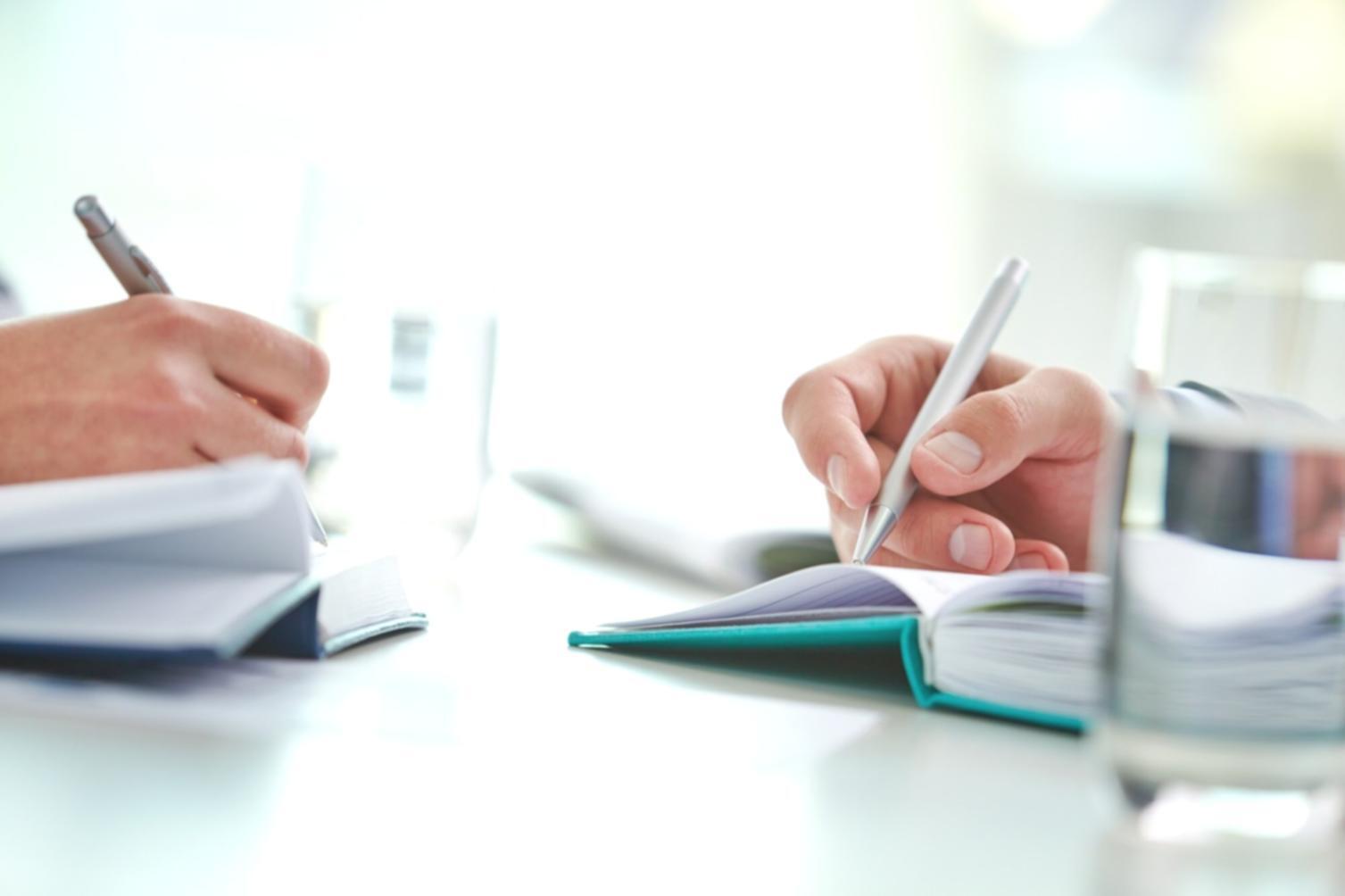 Session de formation en analyse financière avec participants engagés