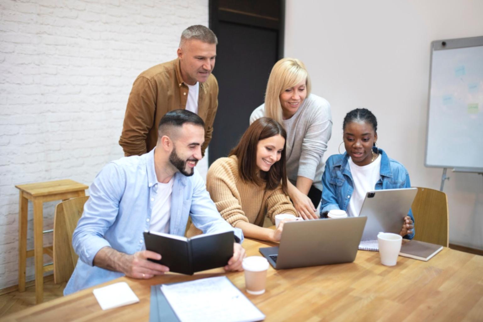Équipe de professionnels en formation sur la terminologie financière